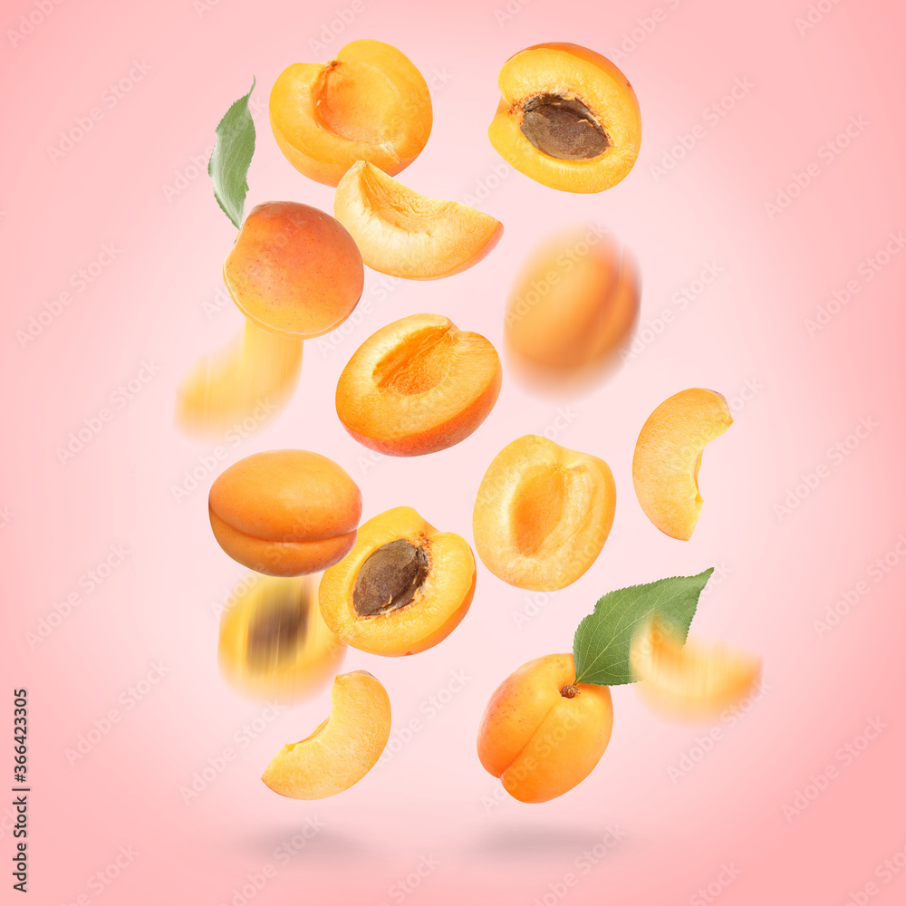 落下的成熟杏子在彩色背景上