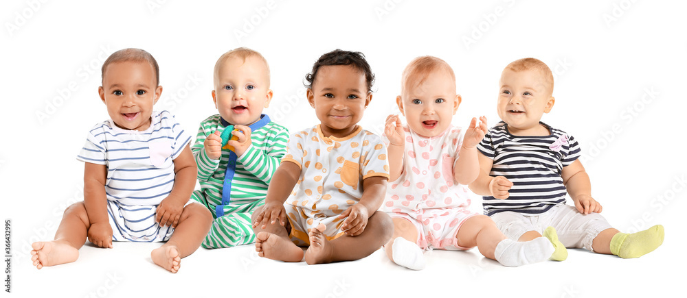 可爱的非裔美国婴儿被隔离在白人身上