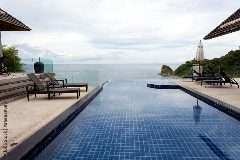 游泳池俯瞰安达曼海和晴朗的天空背景，暑假背景概念