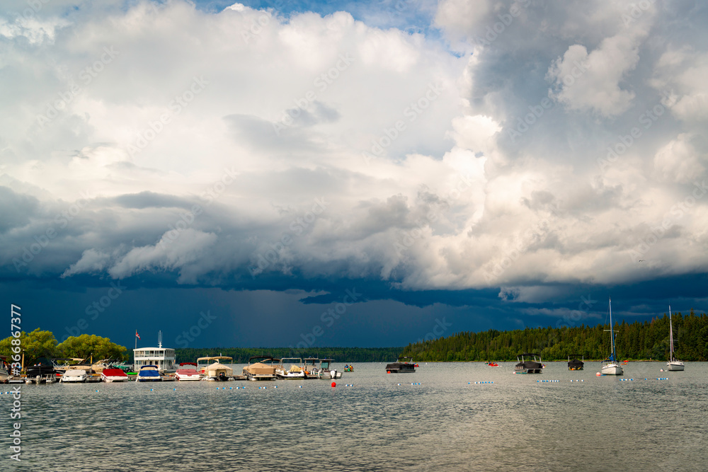 加拿大曼尼托巴湖上空的暴风雨天气