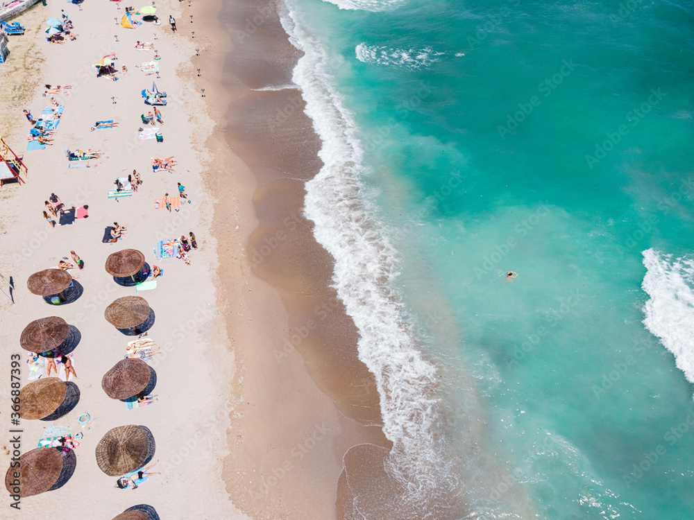 空中海滩，海滩上的人和五颜六色的雨伞摄影，蓝海景观，海浪