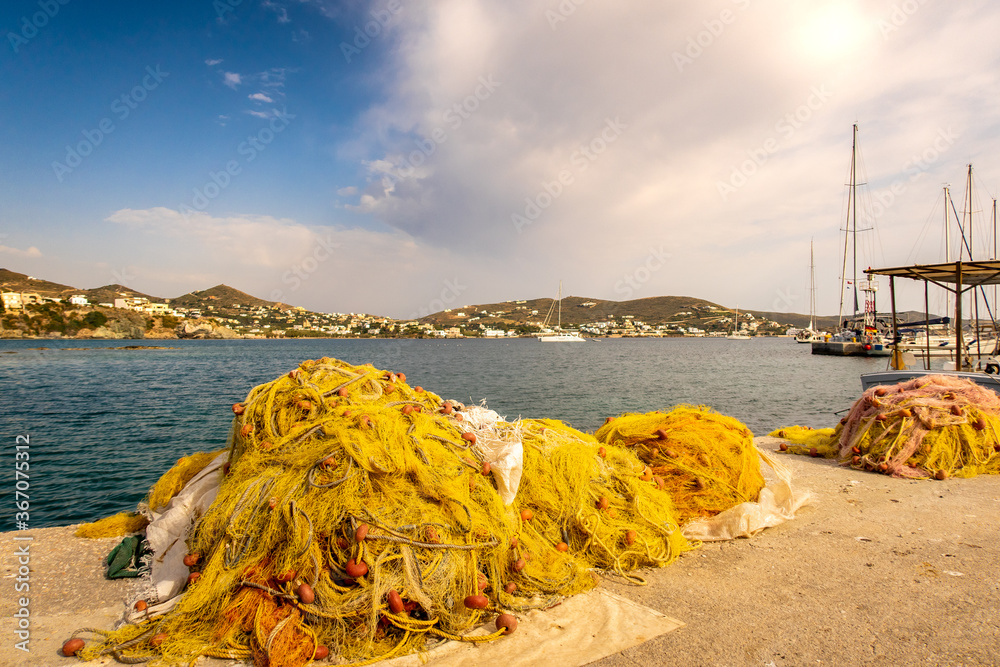 希腊菲尼卡斯码头码头上五颜六色的黄色和橙色传统渔网，令人惊叹