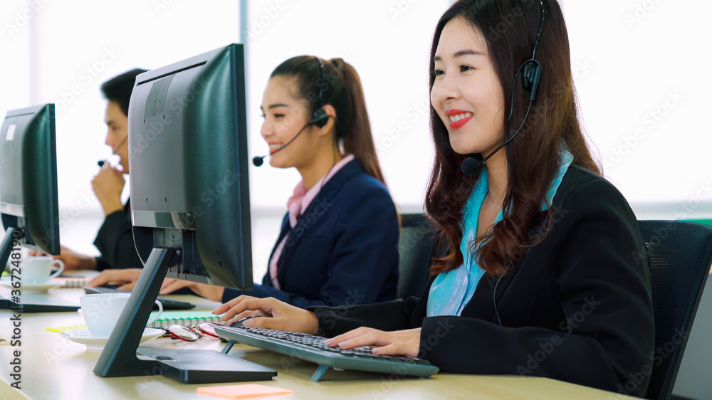 戴着耳机在办公室工作的商务人士为远程客户或同事提供支持。呼叫美分