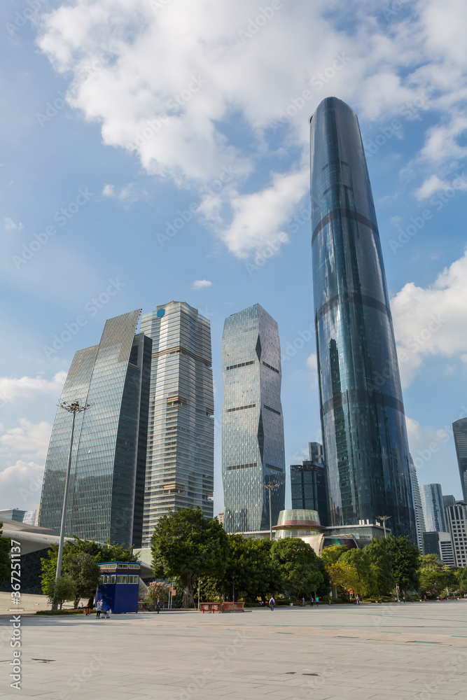 从现代中国城市的低角度摩天大楼看
