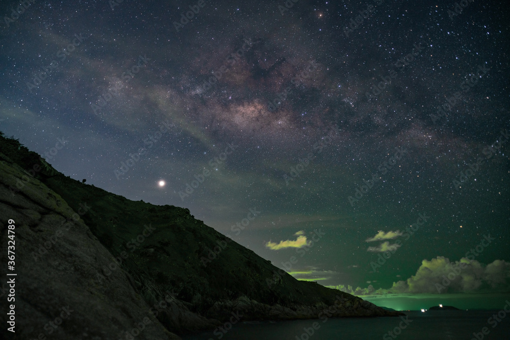 泰国普吉岛海上银河的长曝光夜间摄影。