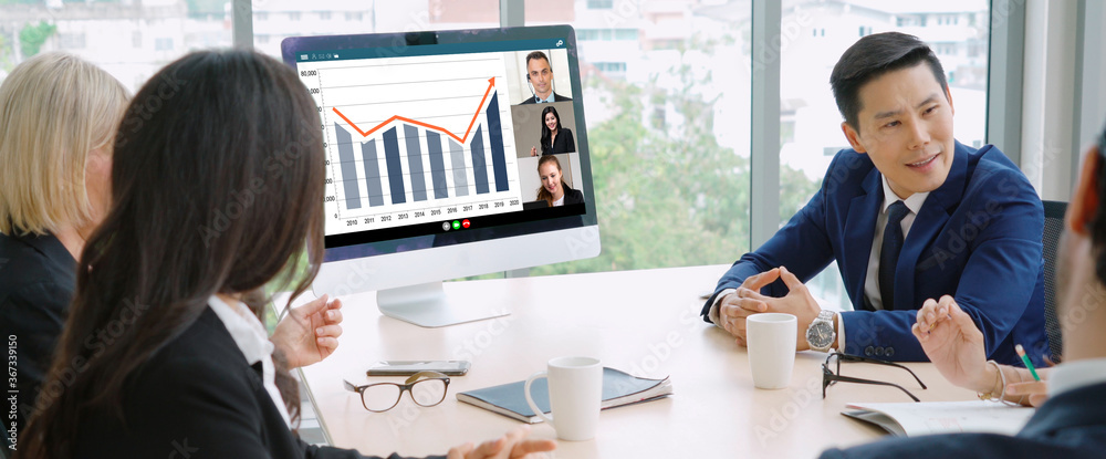 视频通话小组商务人员在虚拟工作场所或远程办公室会面。远程工作会议