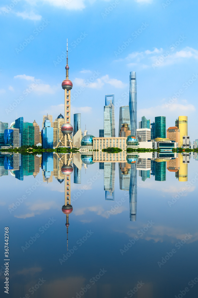 美丽的上海天际线和商业建筑，中国。