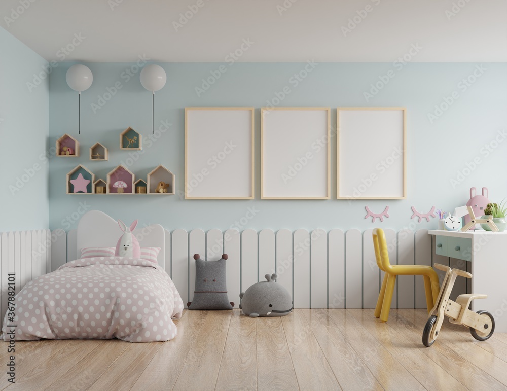 儿童卧室，带屋顶的房子和蓝色墙壁/儿童房的模型海报框架。