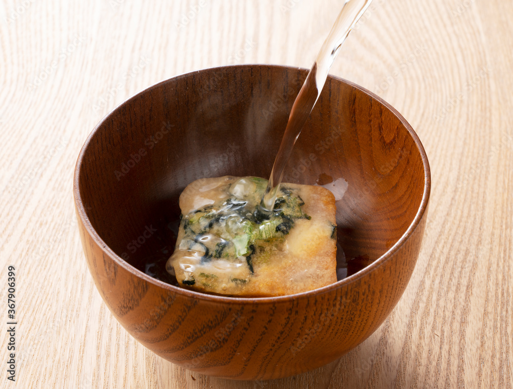 将热水倒入冷冻干燥的味噌汤中。