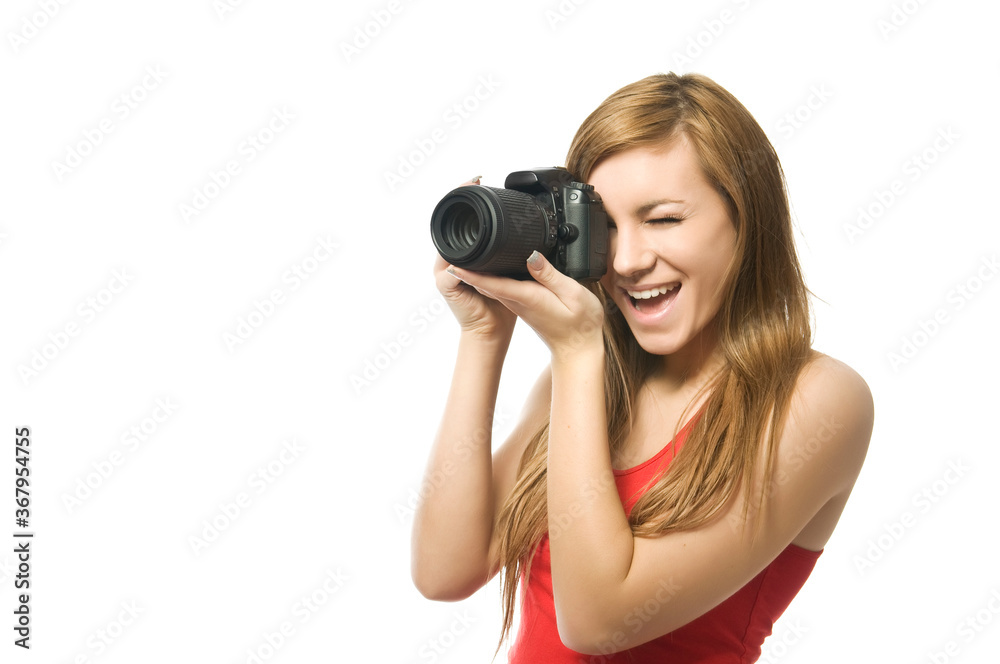 摄影很有趣！年轻的美女摄影师用数码相机拍照，面带微笑
