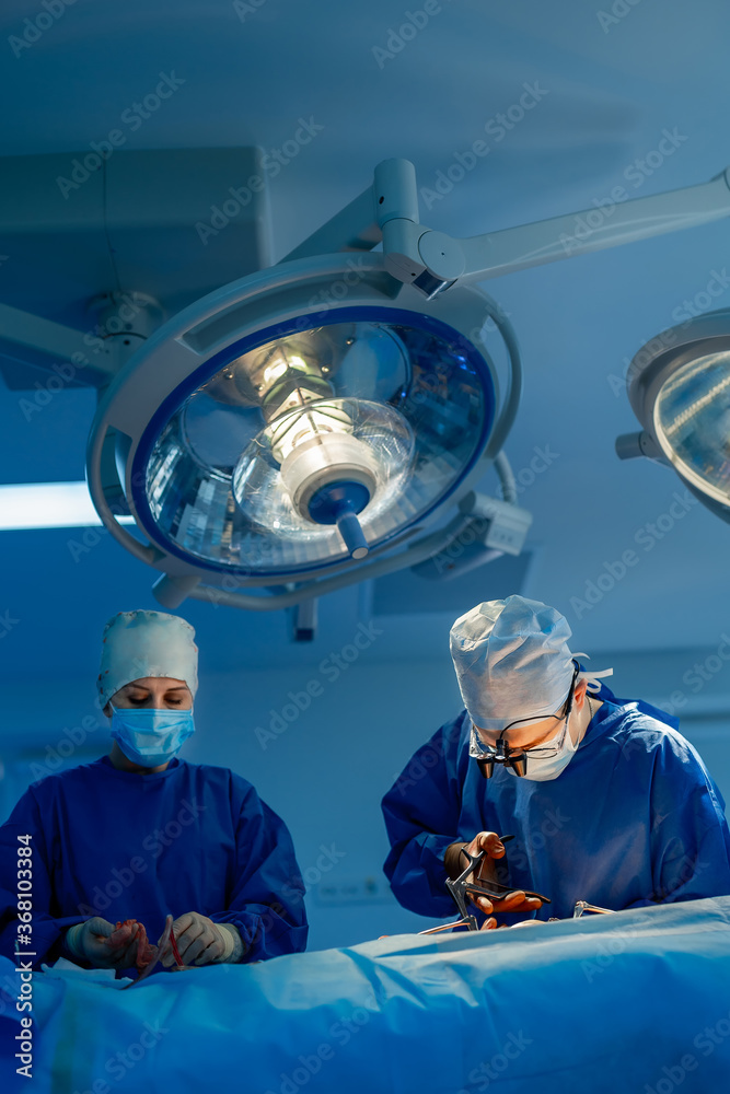 医疗团队在明亮的现代手术室里进行手术。手术室。现代
