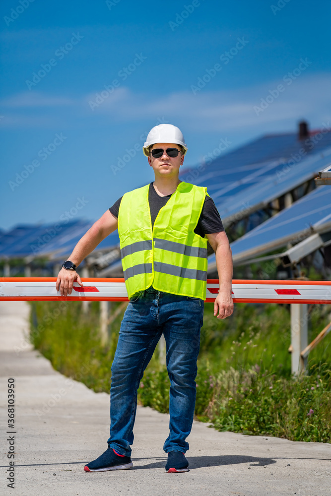 工程师正在寻找太阳能电池板的新能源基地。