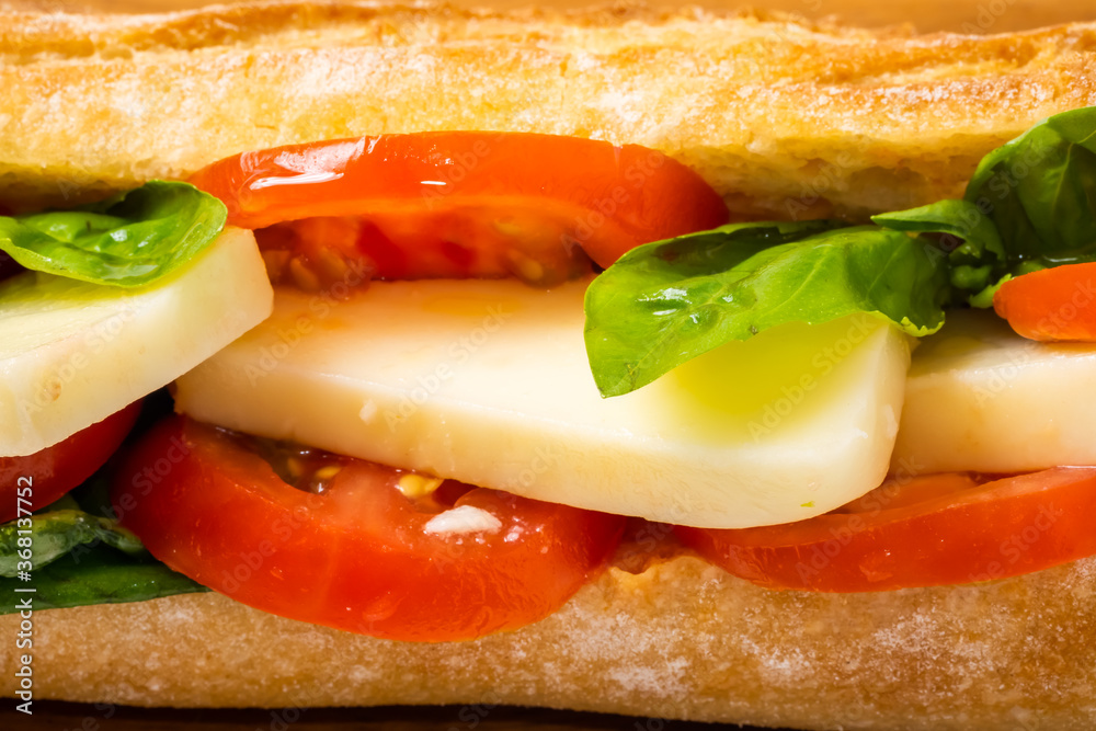 サンドウィッチ　Sandwich with tomato, mozzarella and basil