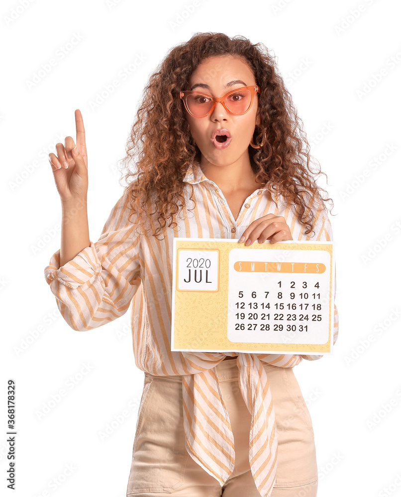 年轻的女人，带着日历，在白色背景上竖起食指。度假概念