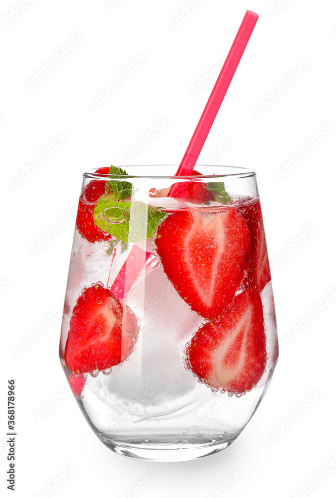 一杯白底新鲜草莓柠檬水