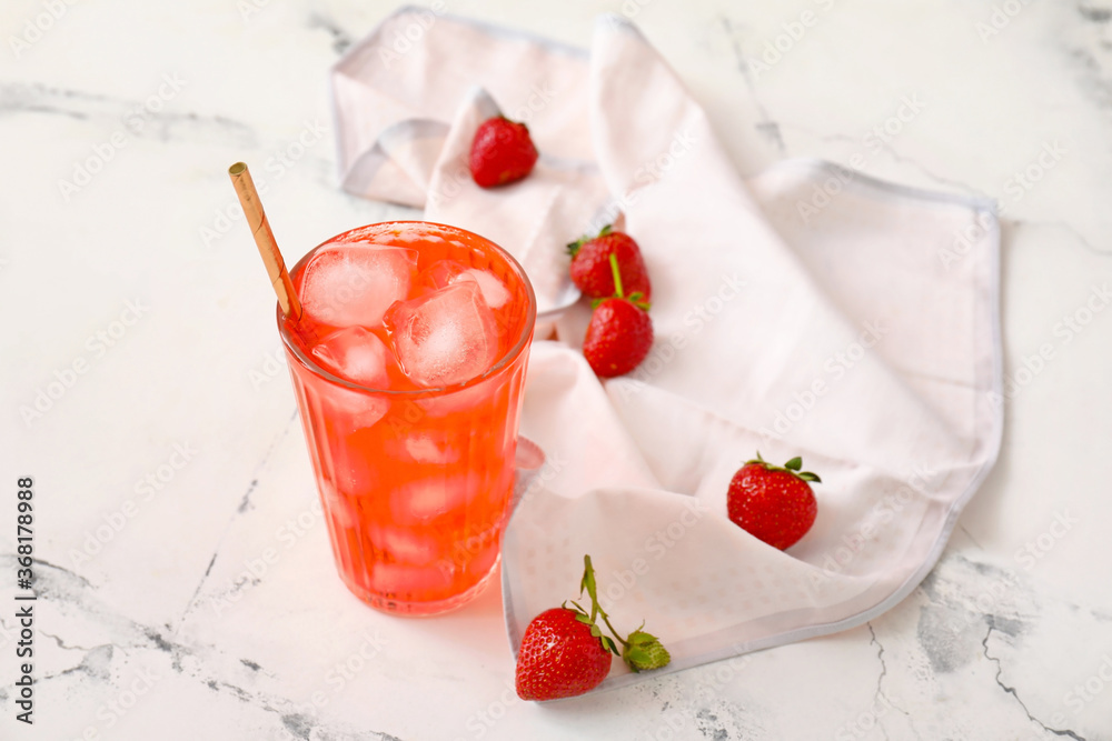 桌上有一杯新鲜的草莓柠檬水