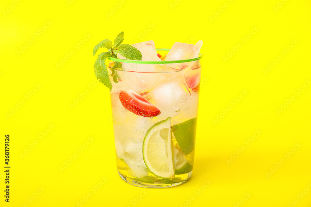 一杯彩色背景的新鲜草莓柠檬水