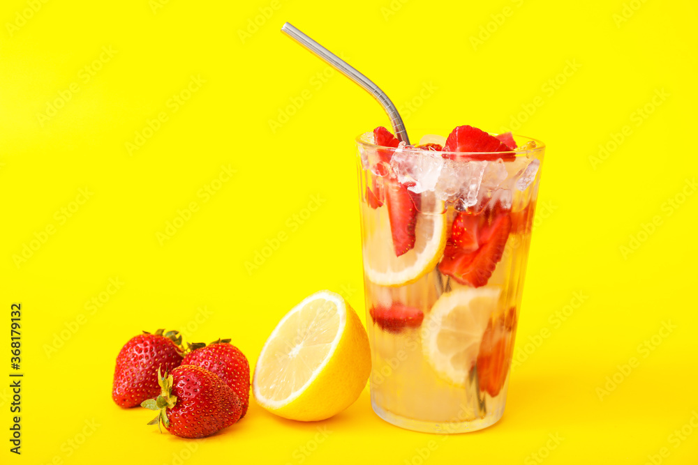 一杯彩色背景的新鲜草莓柠檬水