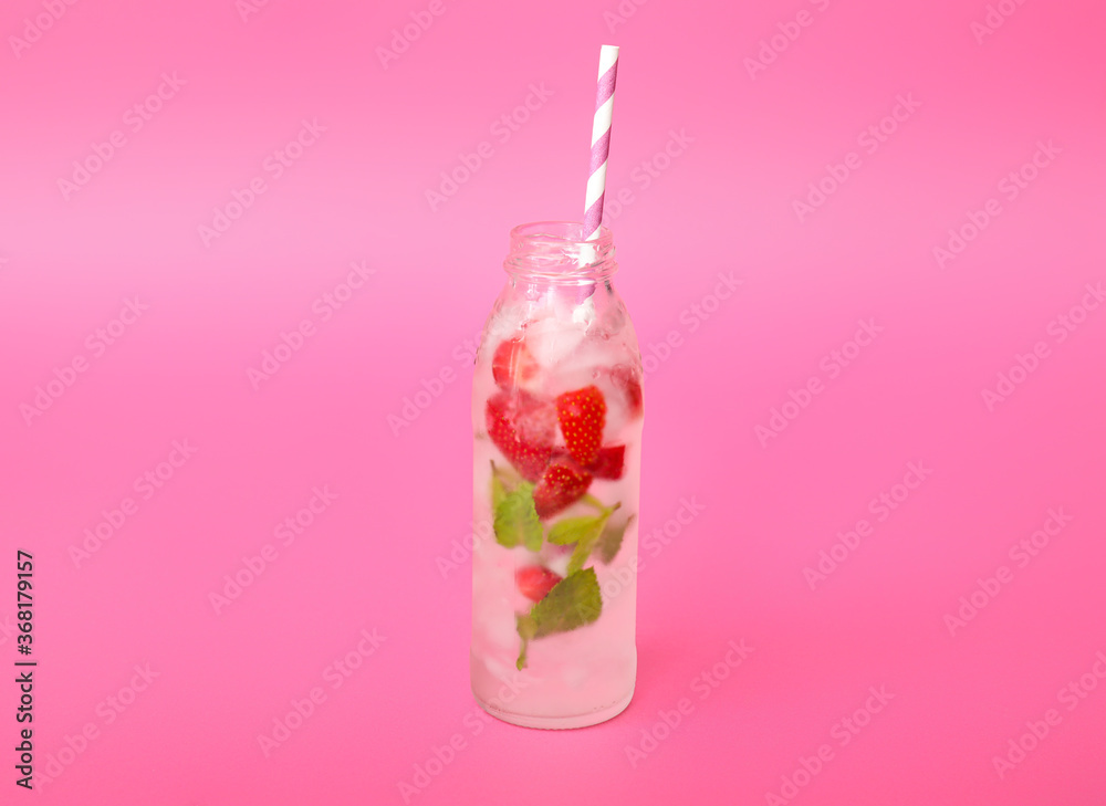 一瓶彩色背景的新鲜草莓柠檬水