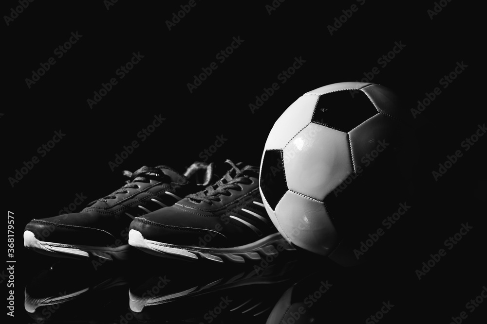 深色背景的足球和鞋子
