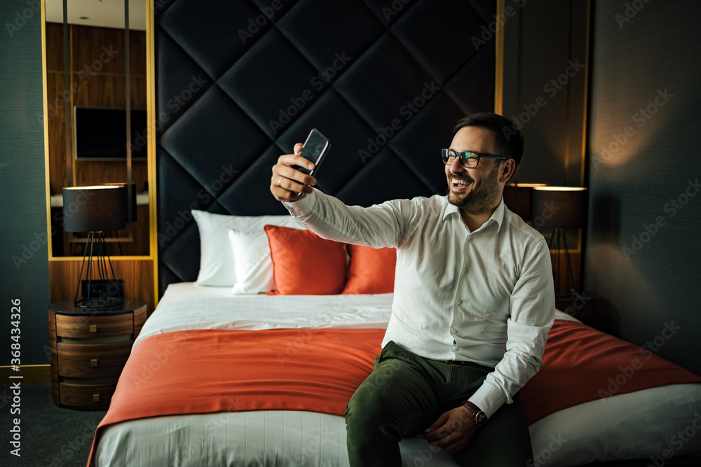 快乐优雅的男人在智能手机上进行在线视频通话，肖像。