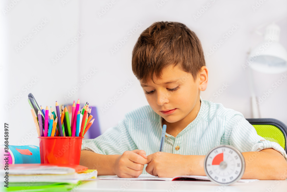 小男孩用计时器做写作练习