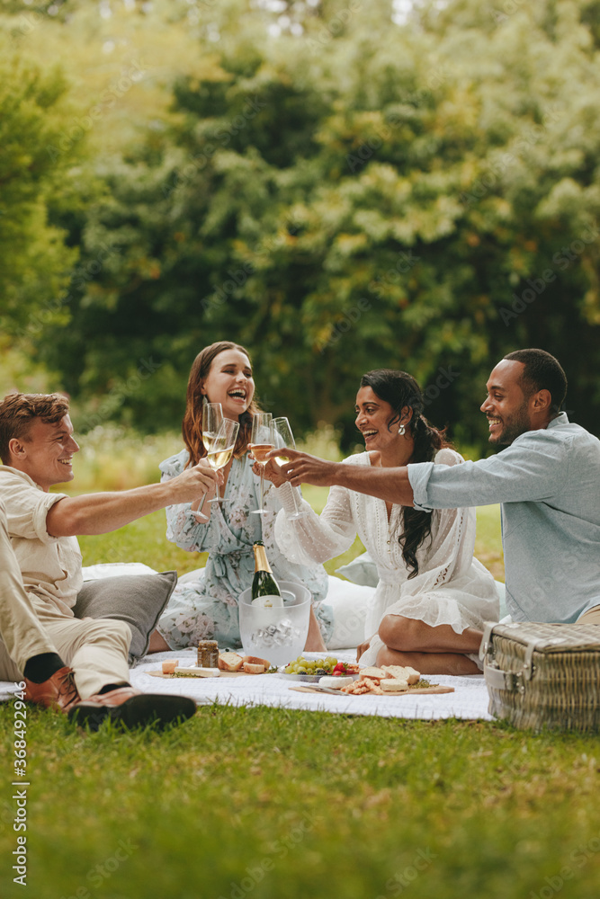 一群朋友在野餐时喝酒庆祝
