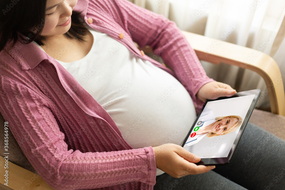 医生远程医疗服务与孕妇进行产前护理的在线视频。远程医生治疗