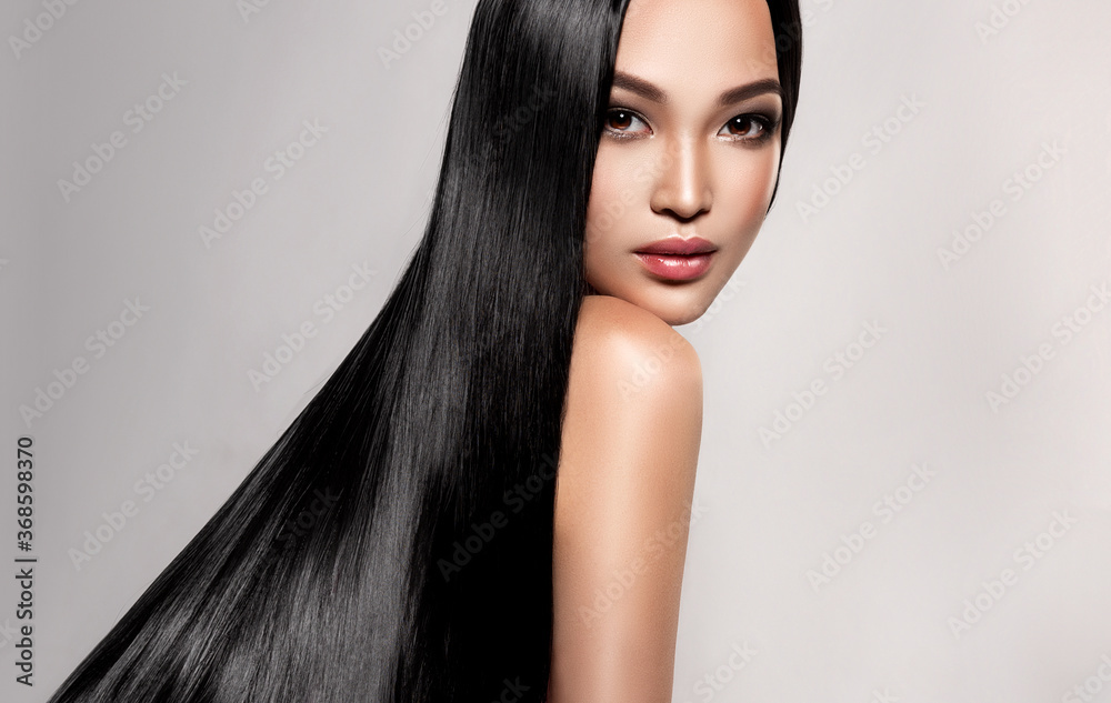 美丽的亚洲模特女孩，留着闪亮的黑色直发。直发。治疗