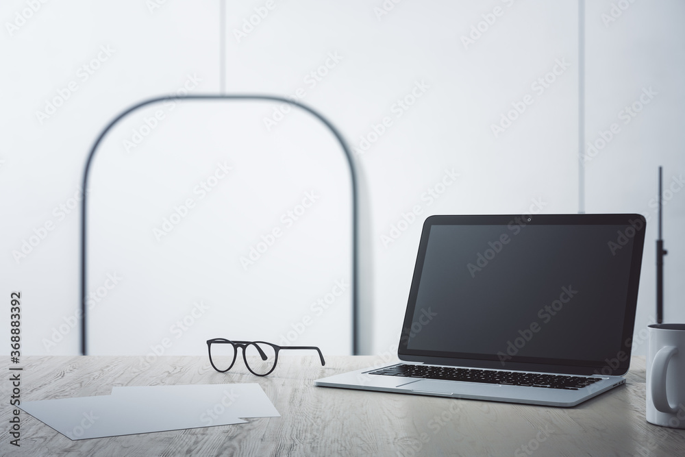 照相馆内部，白色背景，桌上放着笔记本电脑。
