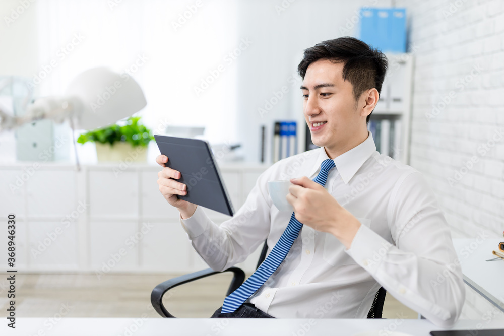 商人用平板电脑阅读新闻