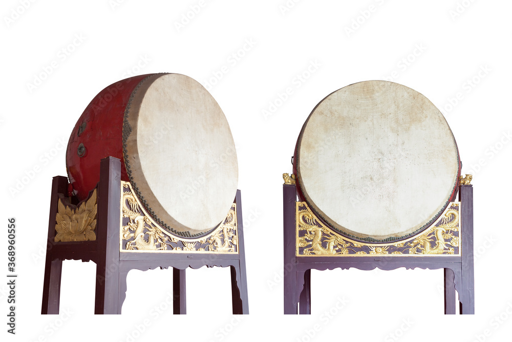 木制框架上的中国传统大鼓，白色背景上有龙浮雕，t