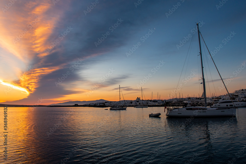 停泊的帆船，伴随着壮丽的日出，年代饱和的橙色和紫色云层