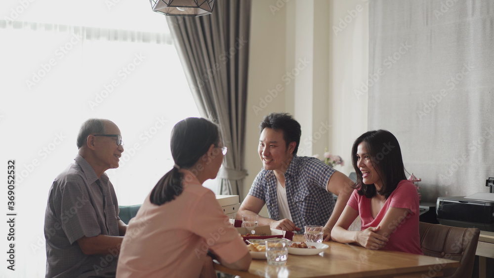 亚洲大家庭举行小型聚会，在家一起吃晚餐。