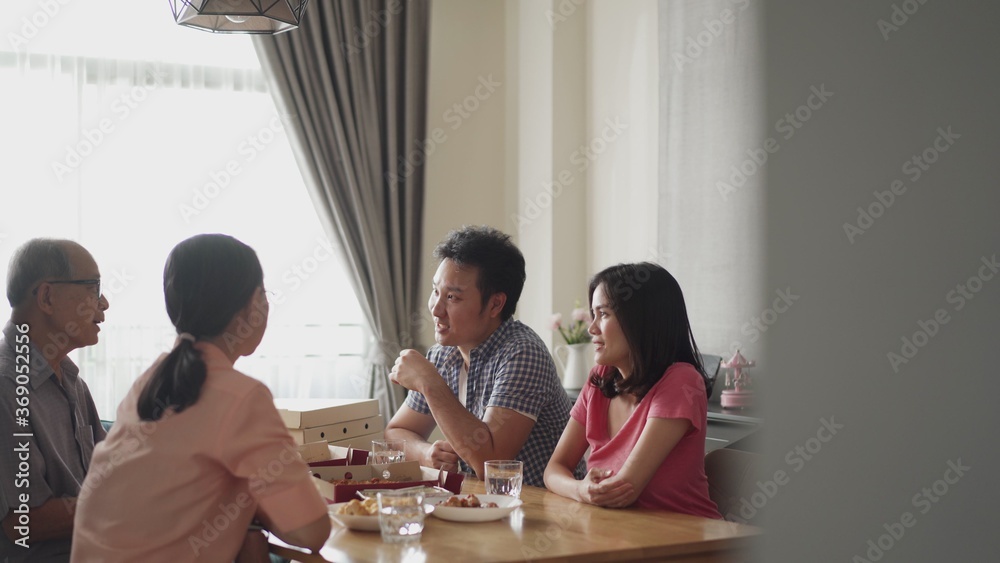 亚洲大家庭举行小型聚会，在家共进晚餐。