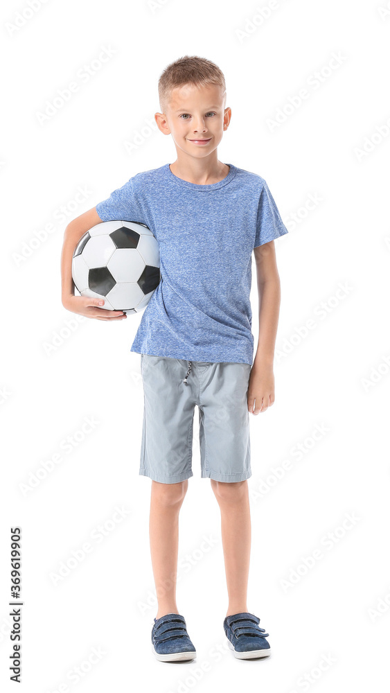 白底带足球的可爱小男孩
