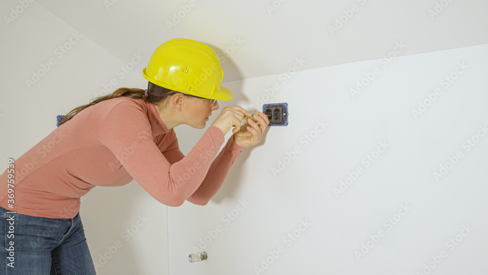 关闭：电工检查新安装插座中的电流