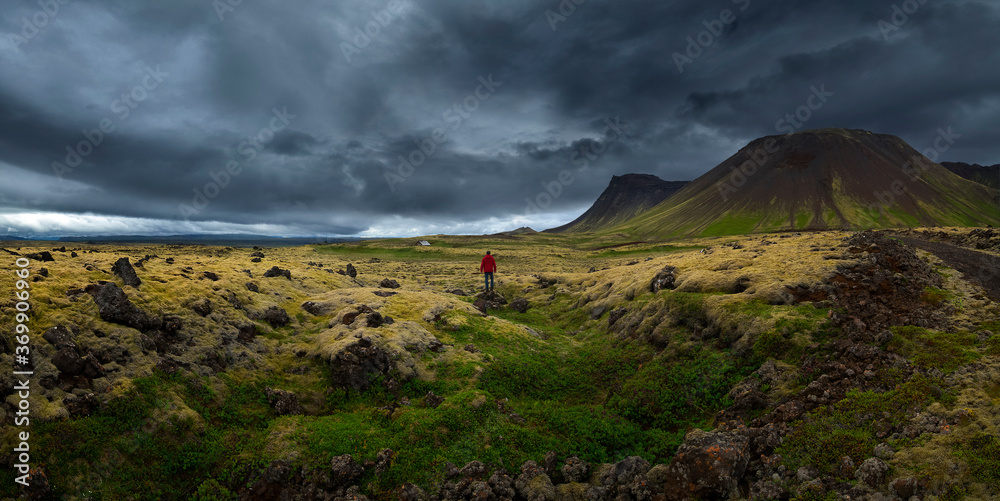 冰岛火山之间的山谷，背景是房子