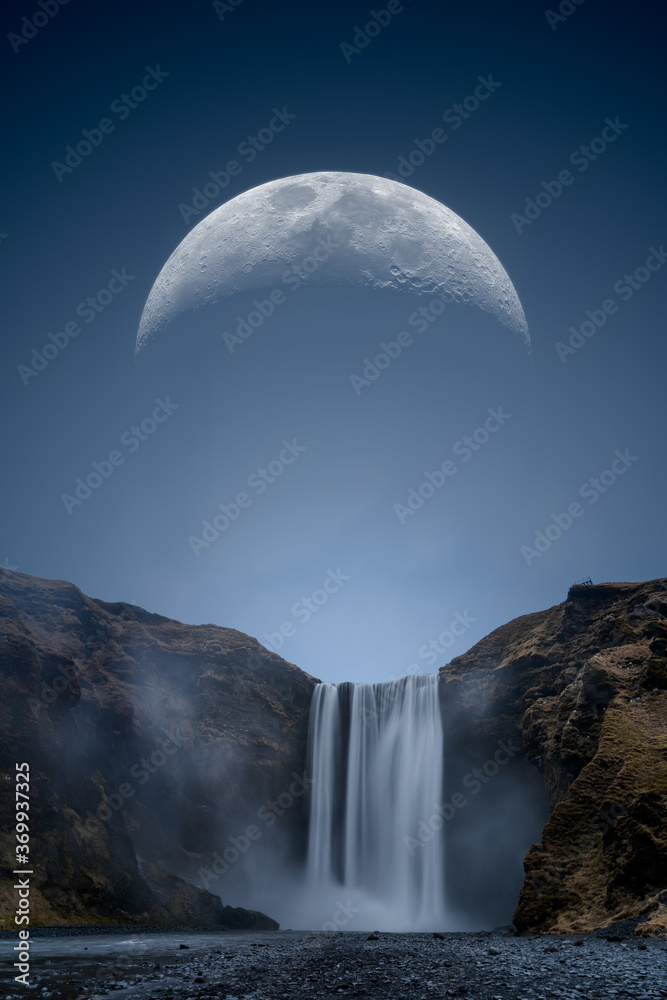 冰岛Skogafoss瀑布上空的一轮巨大的月亮