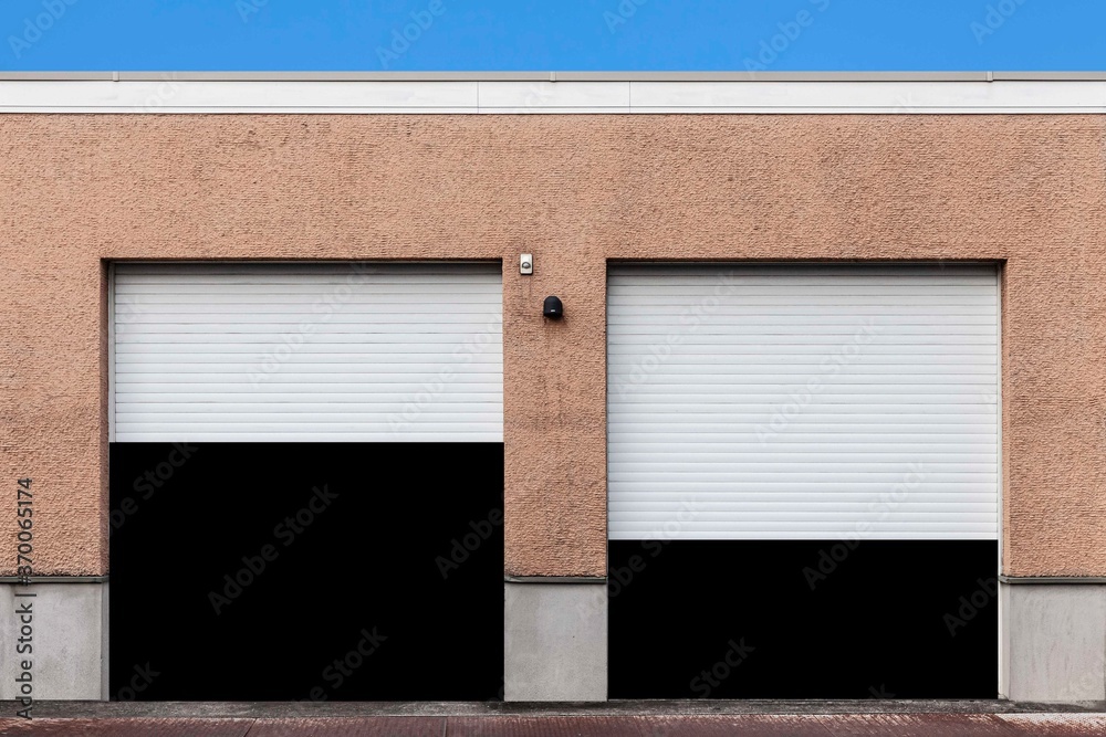 打开百叶窗门的建筑物的车库。