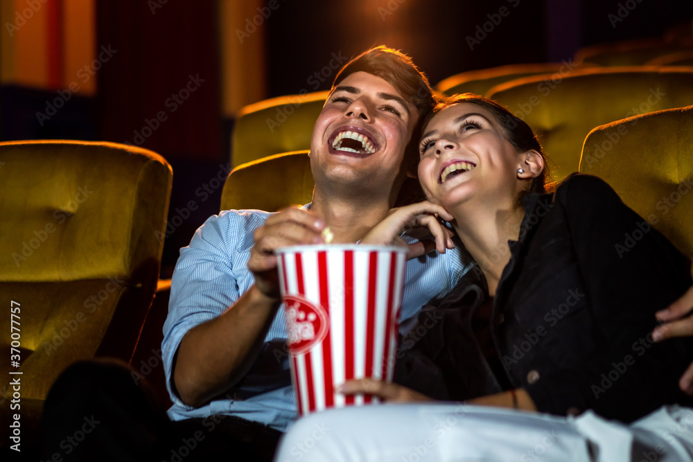 人们在电影院观看电影。团体娱乐活动和娱乐