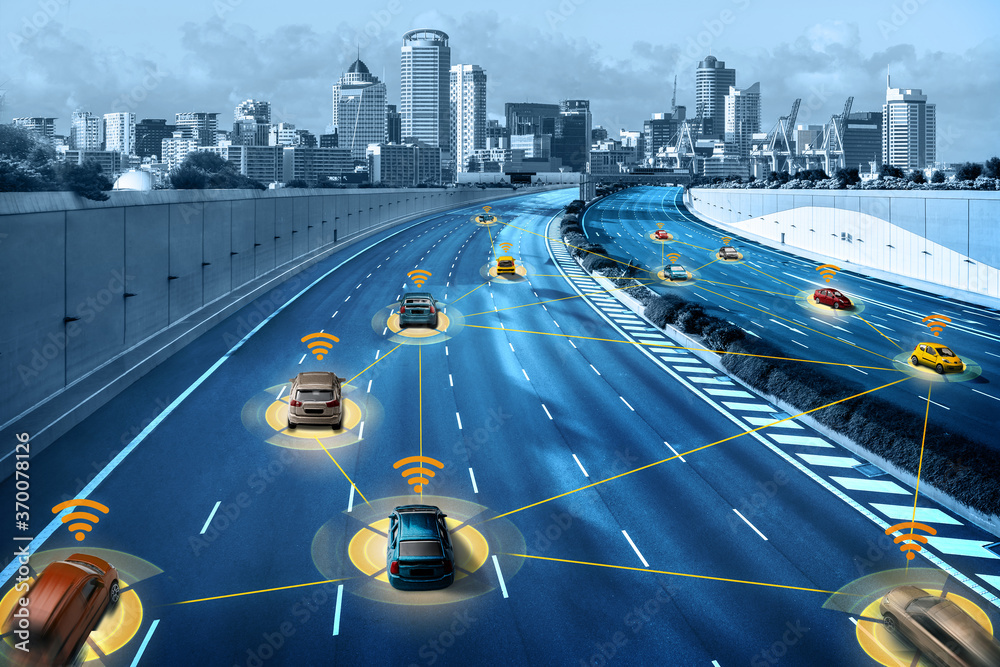 无人驾驶模式汽车控制安全的自动驾驶汽车传感器系统概念。未来的自适应cru
