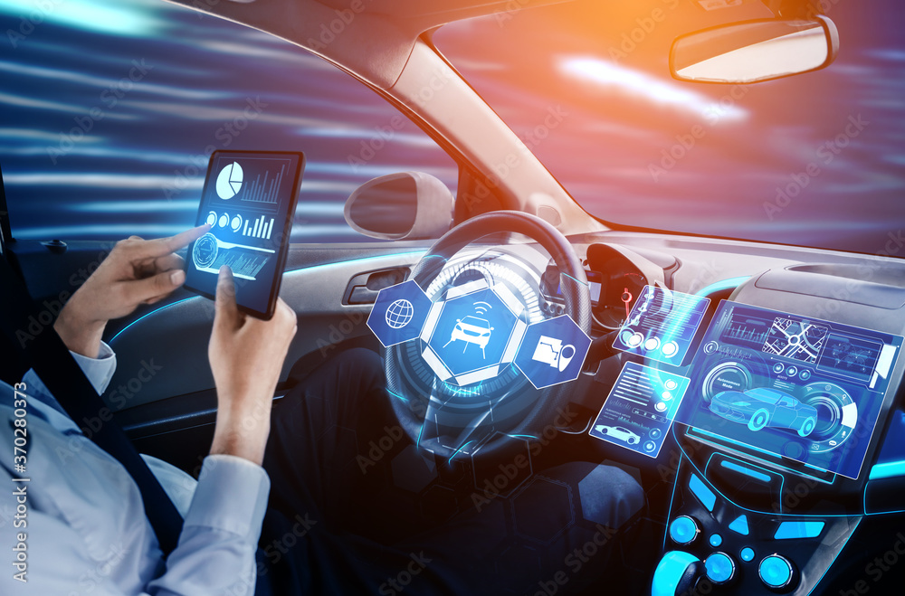 无人驾驶汽车内饰，带有未来的自动控制系统仪表板。coc内部视图