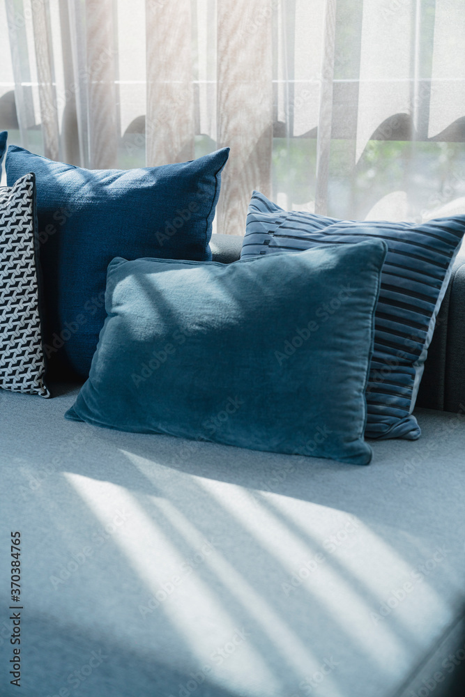 现代沙发背景下柔软舒适的枕头家居设计理念