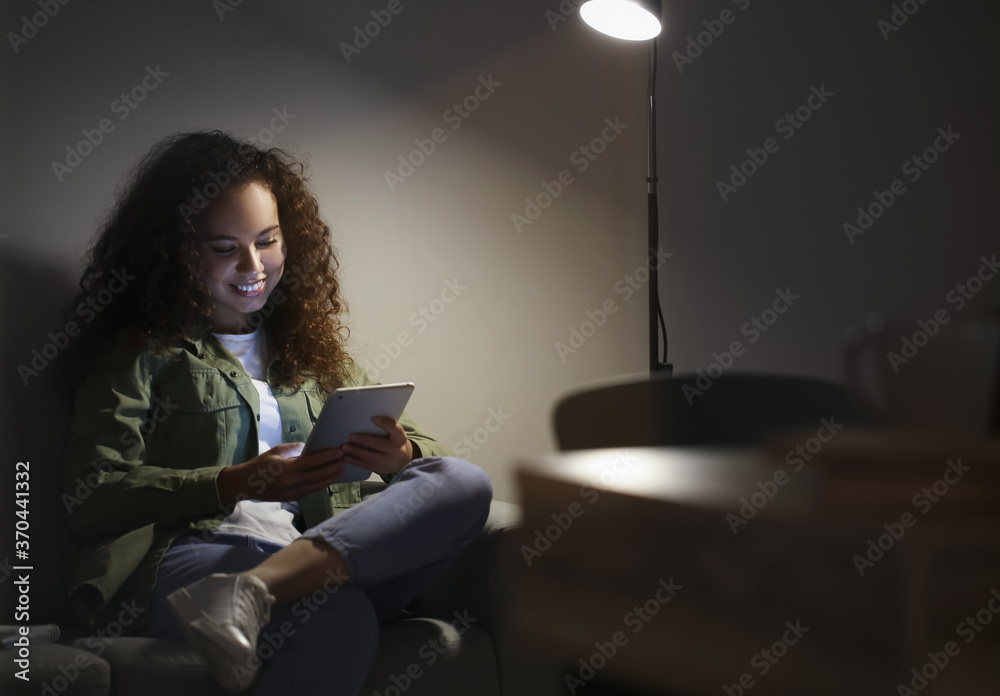 年轻女性在家使用平板电脑进行在线学习