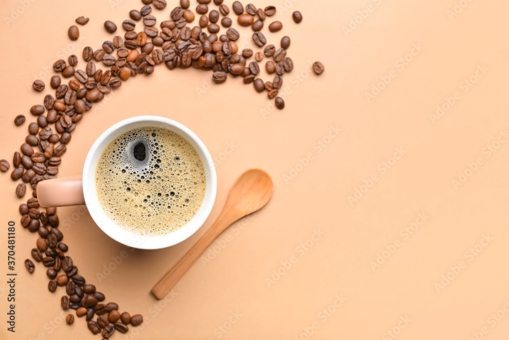 一杯彩色背景的热咖啡和咖啡豆