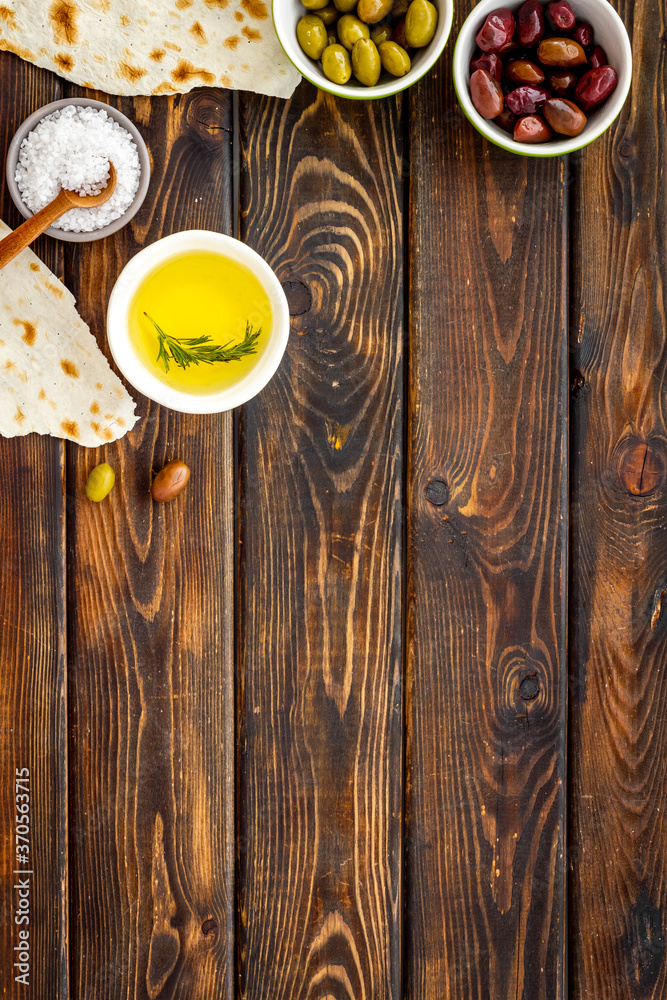 意大利橄榄、油、面包-开胃菜和小吃-俯视复制空间