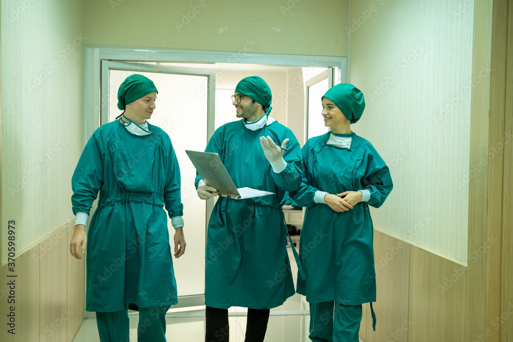 团队外科医生在手术室前会面的肖像。