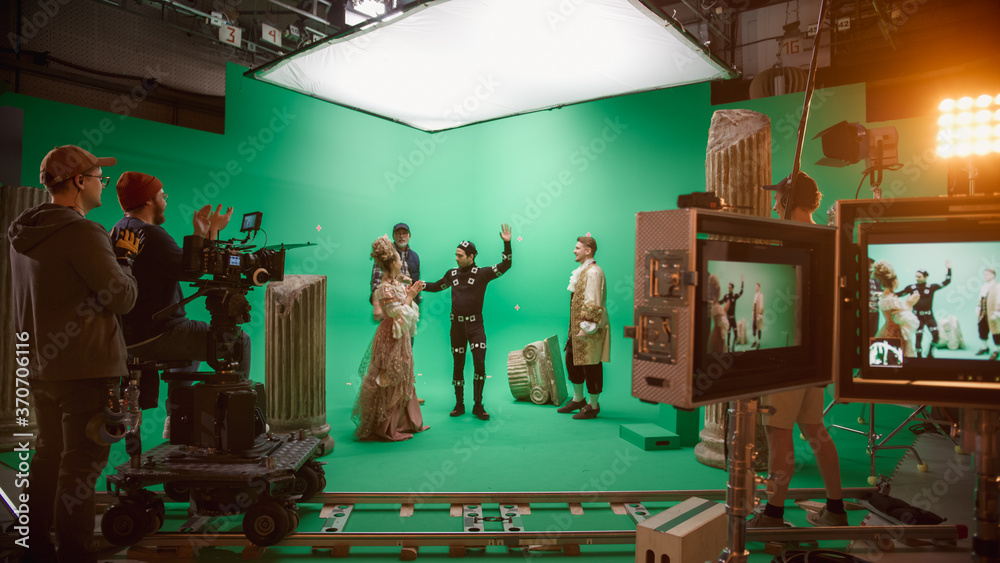 电影工作室场景：与两位身穿文艺复兴服装的天才演员拍摄绿幕场景