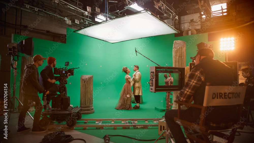 电影工作室场景：与两位身穿文艺复兴服装的天才演员拍摄绿幕场景